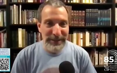 Alunos e famílias se reúnem em Aula Aberta da Escola Lafer com o rabino Rogério