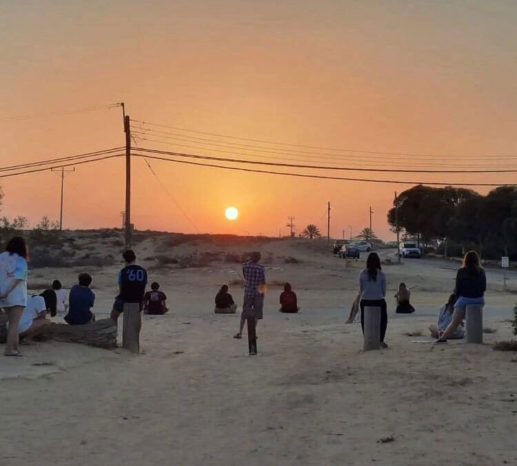 Como é a vivência dos jovens dos movimentos juvenis no Kibutz Revivim? Confira