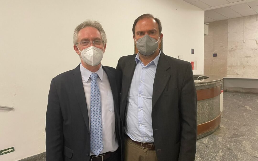 Rabino Ruben participa da colocação da mezuzá no gabinete do vereador Daniel Annenberg