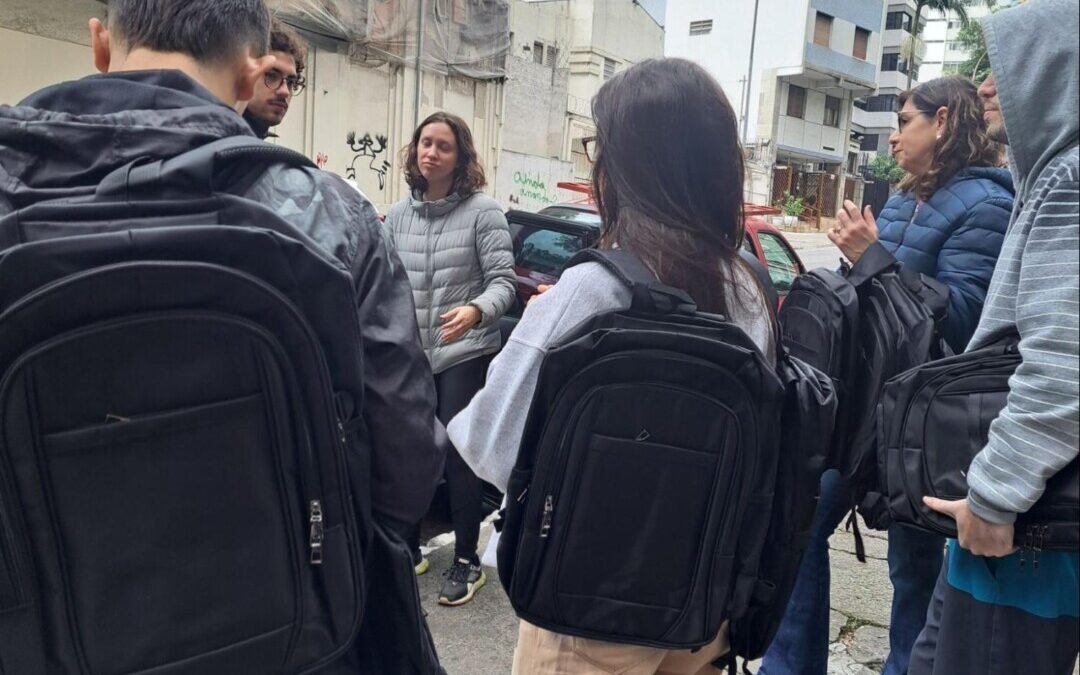 Voluntários do Juntos realizam distribuição de mochilas para população de rua