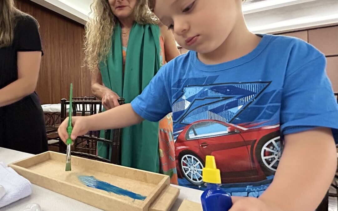 Crianças, jovens e adultos se reuniram para criar chanukiot em oficina com artistas plásticas