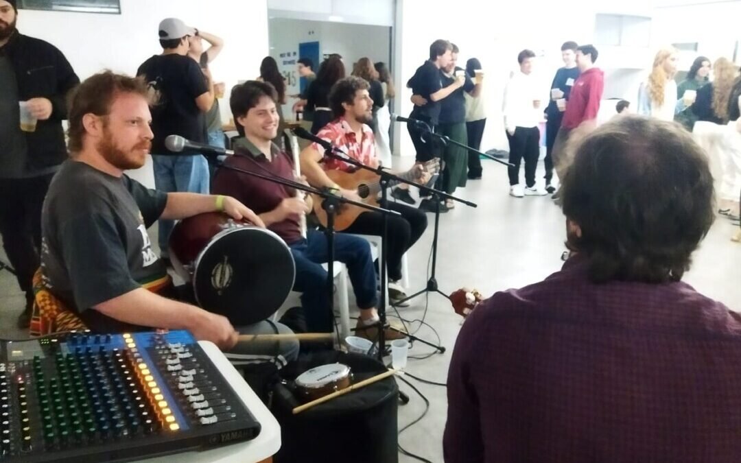 Jovens adultos e tnuot se reúnem para o evento “Samba na Laje”