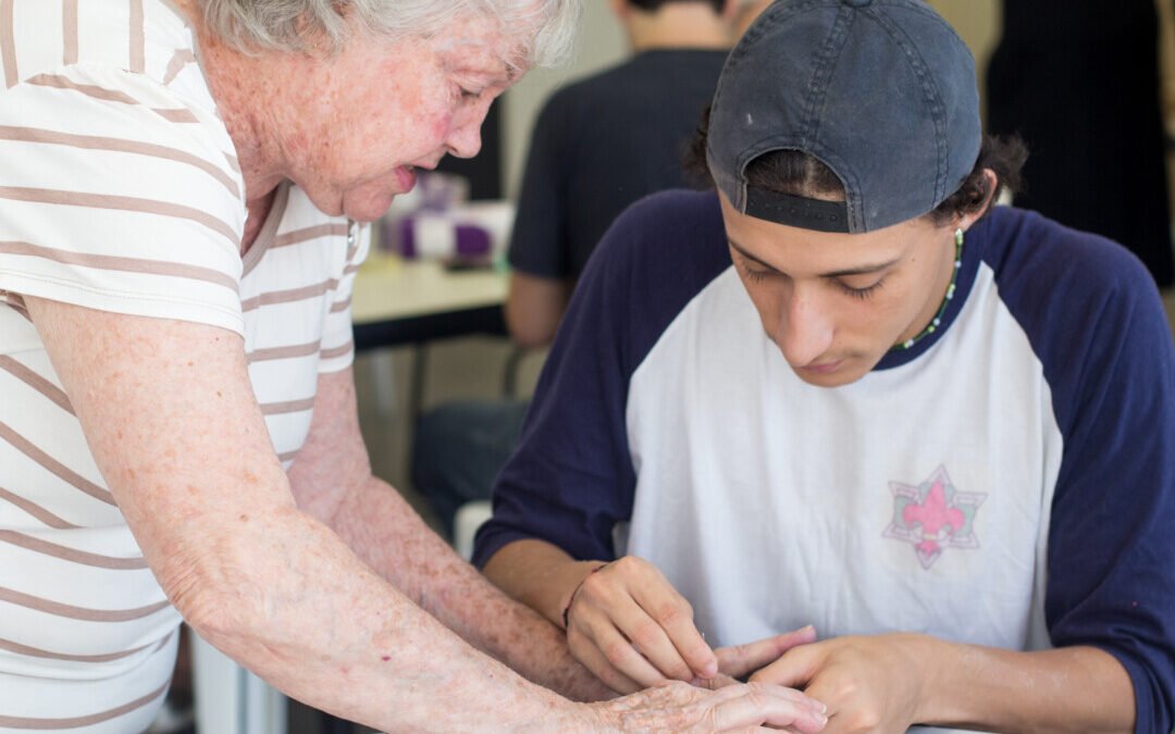 As voluntárias da Costura da Boa Vontade e os jovens da Avanhandava tiveram um encontro especial