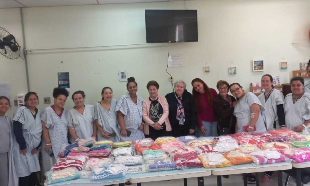 Grupo de Costura da Boa Vontade entrega kits de gorros e cachecóis à Casa da Gestante de Alto Risco