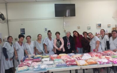 Grupo de Costura da Boa Vontade entrega kits de gorros e cachecóis à Casa da Gestante de Alto Risco