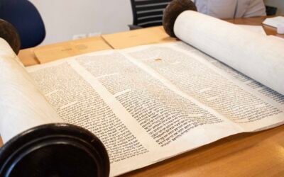 Departamento de culto realiza manutenção do Sifrei Torá