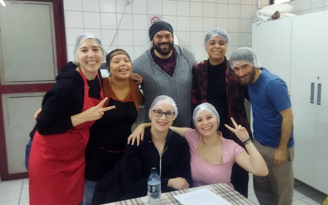 Ciclo de oficinas de culinária do MOV começa com doce sabor de comunidade