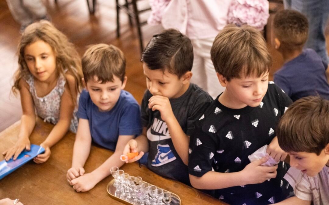 Oficina de Chanukiá reúne crianças e famílias da Escola Lafer na CIP