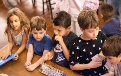 Oficina de Chanukiá reúne crianças e famílias da Escola Lafer na CIP
