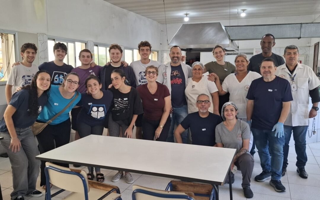 Voluntários da CIP e jovens da Chazit realizam ação solidária em campanha de Purim