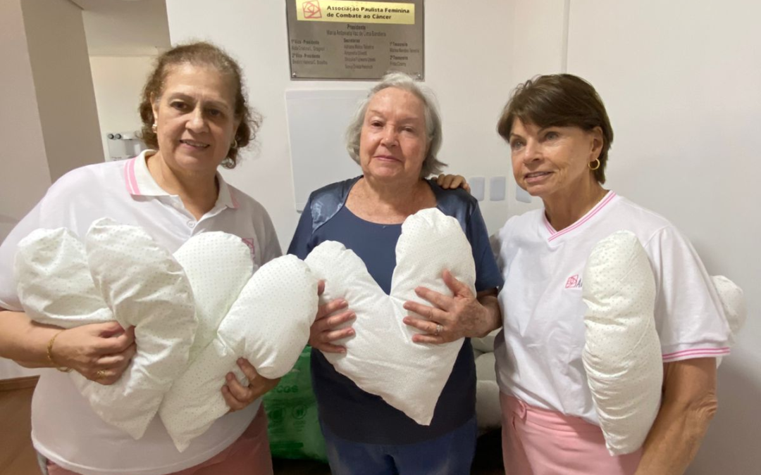 Costura da Boa Vontade doa almofadas de coração para mulheres em tratamento de mastectomia