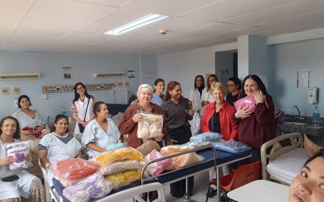 Grupo Costura da Boa Vontade doa 50 enxovais à Maternidade Vila Nova Cachoeirinha